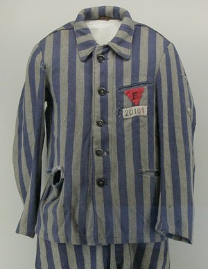Bernard d'Astorgs Häftlingsjacke. Foto: KZ-Gedenkstätte Mittelbau-Dora Bernard d'Astorgs Häftlingsjacke. Foto: KZ-Gedenkstätte Mittelbau-Dora