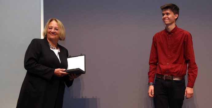 Er muss noch üben: mit Sabine Leutheusser-Schnarrenberger bei seiner Ehrung 2020. Foto: Wilhelm Mierendorf
