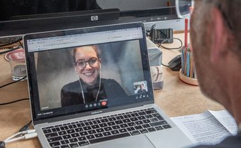 Génica Schäfgen, die Deutschland-Chefin von Ecosia, im Gespräch mit Stefan Siller. Foto: Jens Volle Génica Schäfgen, die Deutschland-Chefin von Ecosia, im Gespräch mit Stefan Siller. Foto: Jens Volle