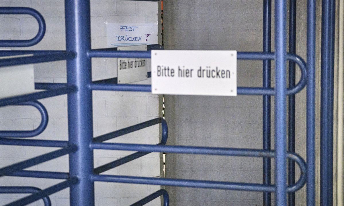 Nur drücken reicht nicht. Fotos vom letzten Rundgang durchs Stammheimer Gerichtsgebäude mit Klick auf den Pfeil. Nur drücken reicht nicht. Fotos vom letzten Rundgang durchs Stammheimer Gerichtsgebäude mit Klick auf den Pfeil.