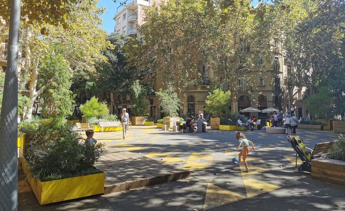 Dort parken keine Autos: Superilla del barri de Sant Antoni, Barcelona. Foto: Cataleirx/wikimedia.org, CC BY-SA 4.0