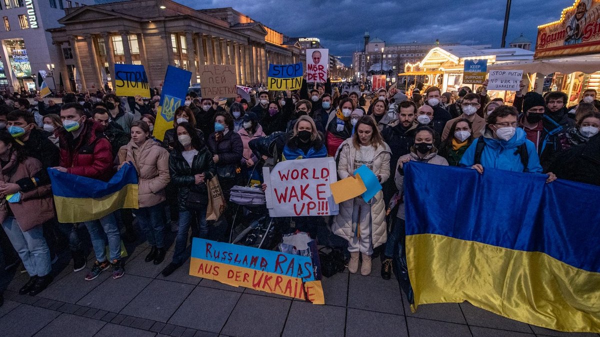 Auch in Stuttgart wird gegen den Krieg, den Russlands Präsident Putin in der Ukraine begonnen hat, demonstriert. Foto: Jens Volle 