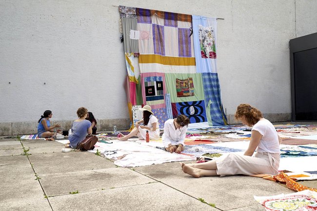 Beim WKV zu Gast, nicht nur draußen: die Kunstakademie. Hier mit "Eine Unterhaltung im Freien" auf einer immer weiter wachsenden Picknickdecke. Foto: Jan Hottmann