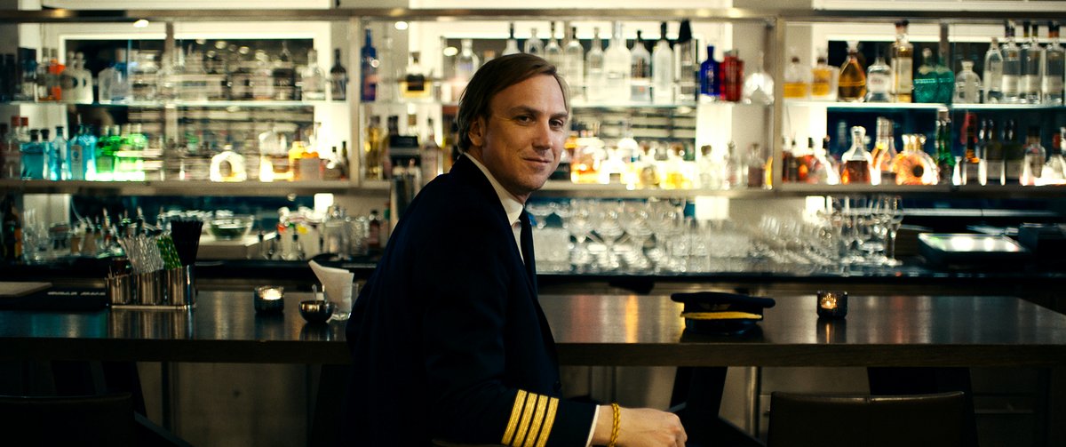 Stefan (Lars Eidinger) fliegt nicht mehr – die Uniform behält er an. Fotos: Port au Prince Pictures Stefan (Lars Eidinger) fliegt nicht mehr – die Uniform behält er an. Fotos: Port au Prince Pictures