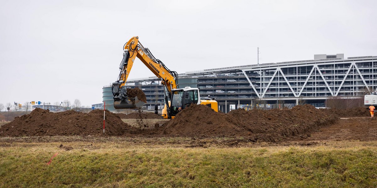 Erste Baumaßnahmen für den Pfaffensteigtunnel neben dem Messe-Parkhaus auf den Fildern im Februar 2026. Foto: Julian Rettig