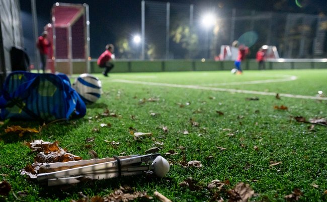 Am Rand des Spielfelds wartet zusammengeklappt der Blindenstock.