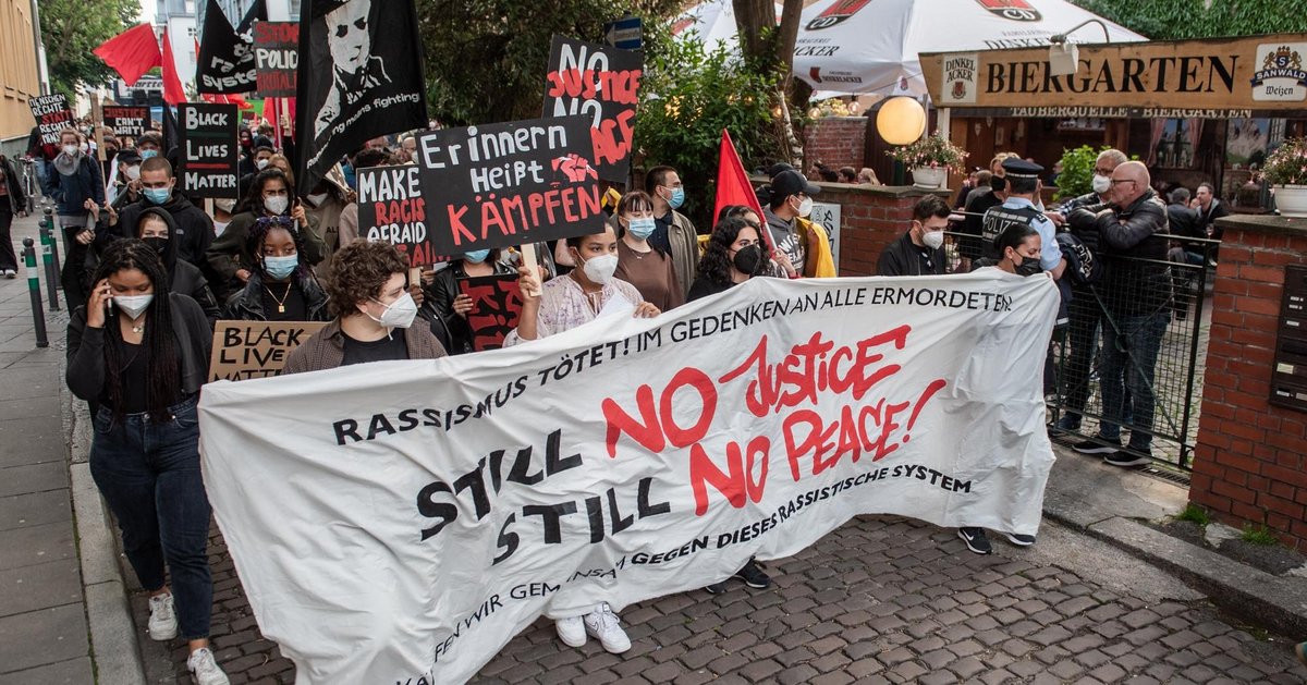 Demo-Zaungäste in der Torstraße.