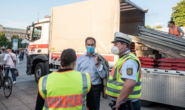 Ordnungsbürgermeister Clemens Maier ist beim Treppenkehraus vor Ort. Ordnungsbürgermeister Clemens Maier ist beim Treppenkehraus vor Ort.