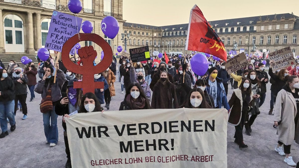 Auf dem Stuttgarter Schlossplatz fordern Frauen mehr Lohn, am 8. März 2022 wie in etlichen Jahren zuvor. Foto: Joachim E. Röttgers