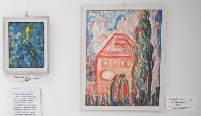 Das "Liebespaar im Mondlicht" (1958), rechts das "Mahler-Maler- und Torfmeisterhaus" (1968). 