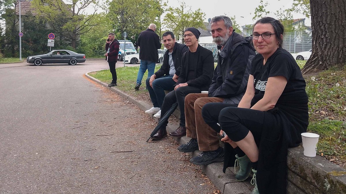 Sie beobachten, ob die Türkei-Wahl hier korrekt läuft: Senem Özcelik (rechts) und ihre Genossen von der HDP. Foto: Kontext Sie beobachten, ob die Türkei-Wahl hier korrekt läuft: Senem Özcelik (rechts) und ihre Genossen von der HDP. Foto: Kontext