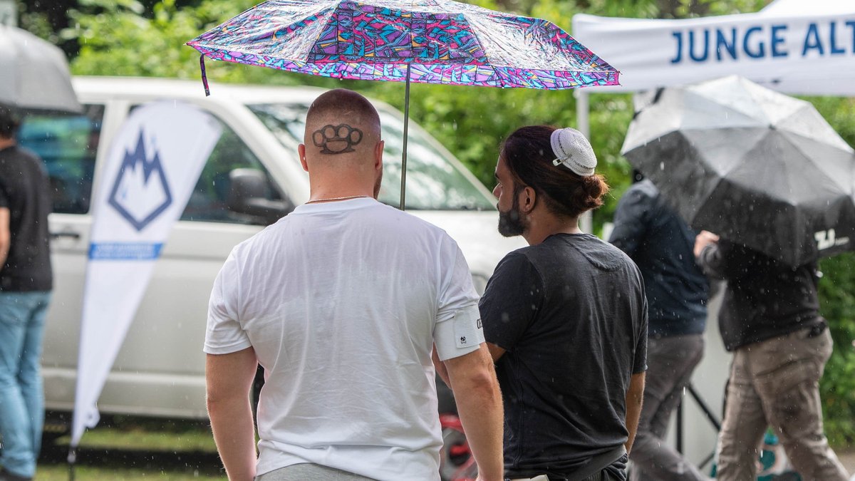 Nebenan protestiert die Junge Alternative Stuttgart gegen das "Rekrutierungsbüro für Linksradikale" – mit Kippa und Schlagringtattoo.