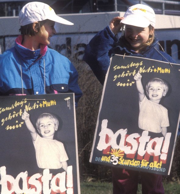 Einst ging es um den freien Samstag, dann immer wieder um die 35-Stunden-Woche. Hier 1989 vor dem Stuttgarter Druck- und Verlagszentrum. Einst ging es um den freien Samstag, dann immer wieder um die 35-Stunden-Woche. Hier 1989 vor dem Stuttgarter Druck- und Verlagszentrum.