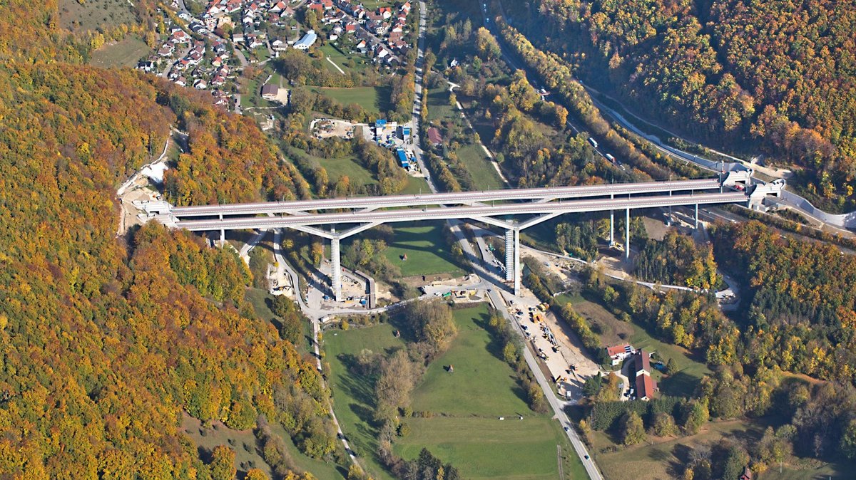 Herzstück des Albaufstiegs: eine 15 Kilometer lange Tunnel-Brücken-Kette. Hier die 485 Meter lange, 85 Meter hohe Filstalbrücke. Foto: Manfred Grohe