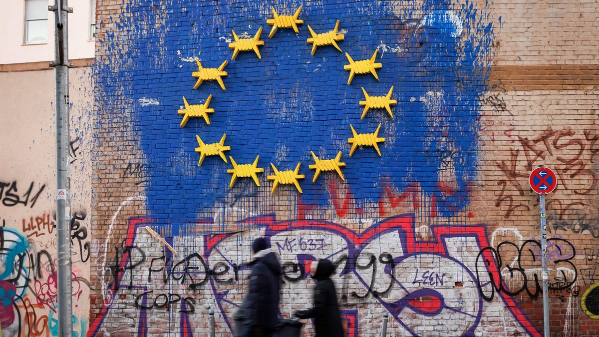 Symbol für die Abschottungspolitik der Europäischen Union: EU-Flagge mit Stacheldraht-Sternchen. Foto: Julian Rettig