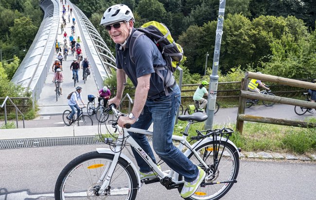 Der Minister im Sommer 2016 auf seinem Dienstrad. Foto: Joachim E. Röttgers