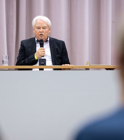 Gab keine gute Figur ab: Rhetorikprofessor und Moderator Joachim Knape. Gab keine gute Figur ab: Rhetorikprofessor und Moderator Joachim Knape.