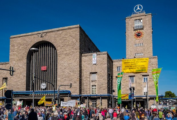Statt Bäumeklettern: Robin Wood Stuttgart mit riesigem Transparent am Bahnhofsturm.