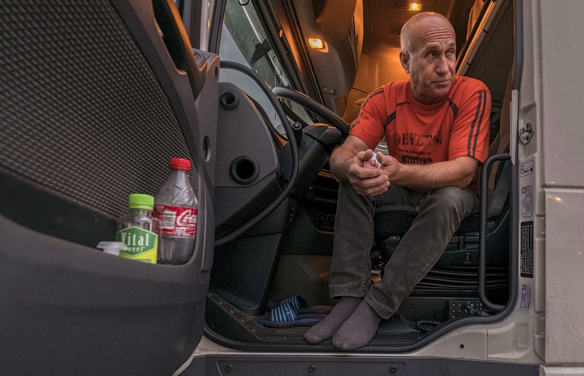 Einsamer Job: Lkw-Fahrer aus Litauen in einer Pause auf dem Bock (2017).