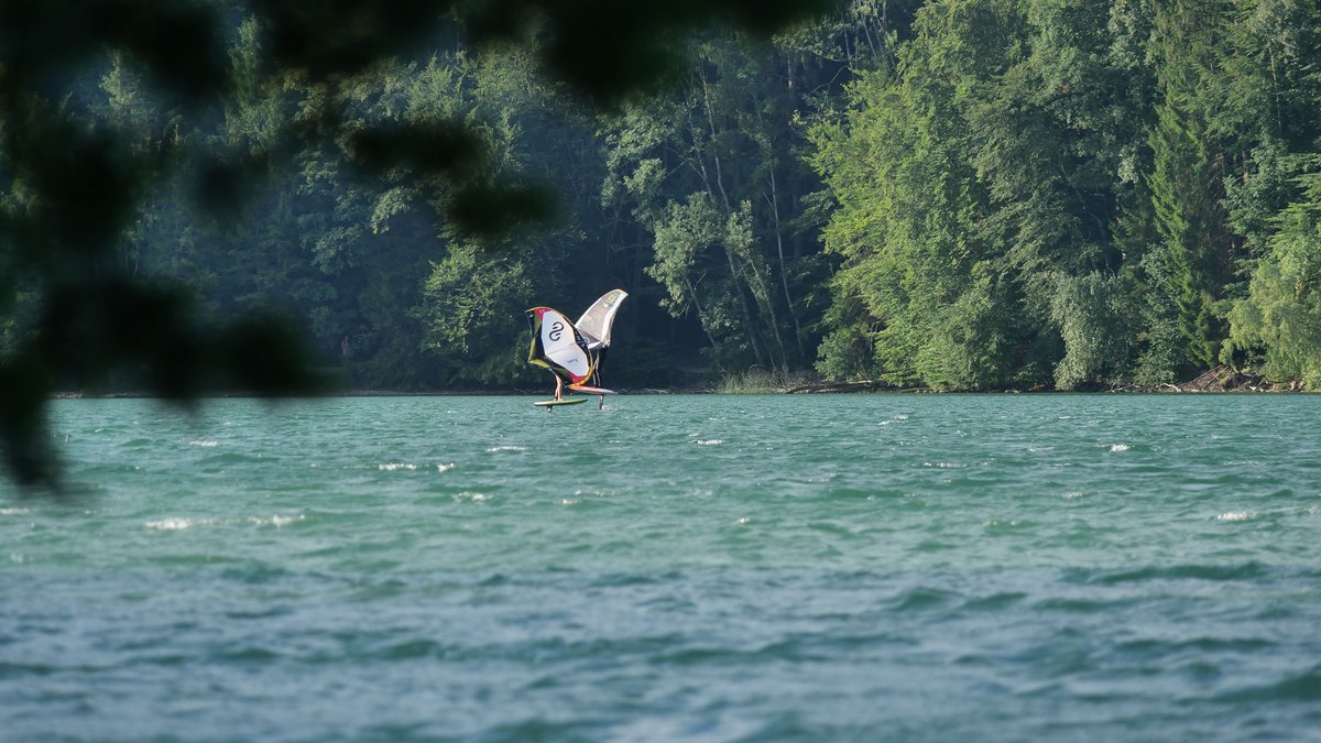 Plötzlich ist er da, der stürmische Wind überm Weißensee, und hebt die Wingfoiler aus dem Wasser. Fotos: Jürgen Brand