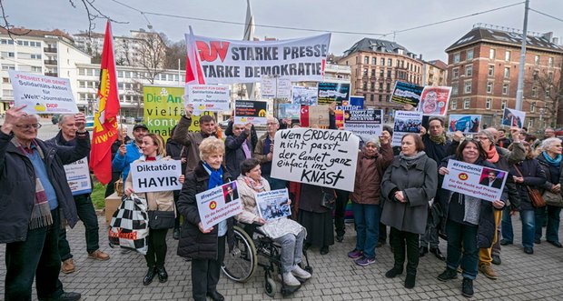 Etwa 150 Menschen demonstieren am 3. März vor dem türkischen Konsulat in Stuttgart für Pressefreiheit und die Freilassung von JournalistInnen. Foto: Joachim E. Röttgers