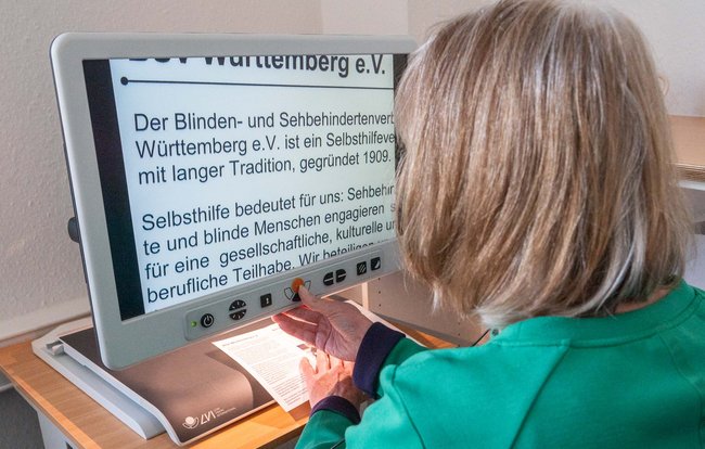 Auch Vergrößerungsmonitore helfen.