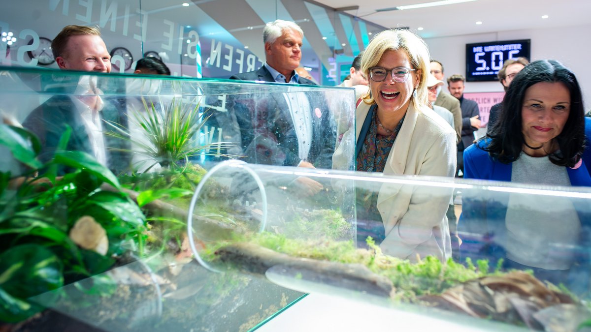 Julia Klöckner lacht herzhaft über eine Installation der "Initiative Neue Soziale Marktwirtschaft". Foto: Mark Bollhorst/INSM, CC BY-ND 2.0