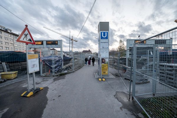 Empfang für Kunstinteressierte: die Haltestelle Staatsgalerie im Dezember 2023. Foto: Jens Volle