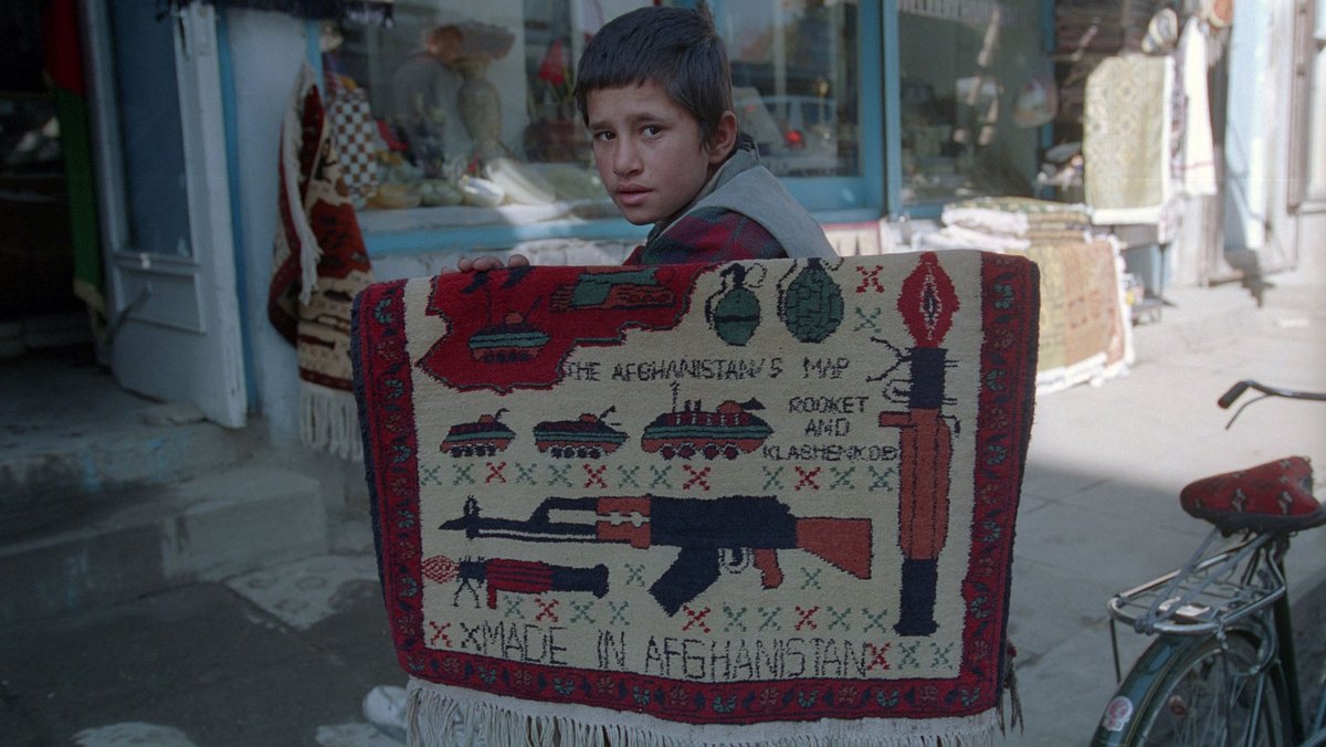 In Wandteppichen verwebt und zu Mustern verknüpft, so alltäglich ist in Afghanistan der Krieg. Foto: Uli Reinhardt In Wandteppichen verwebt und zu Mustern verknüpft, so alltäglich ist in Afghanistan der Krieg. Foto: Uli Reinhardt