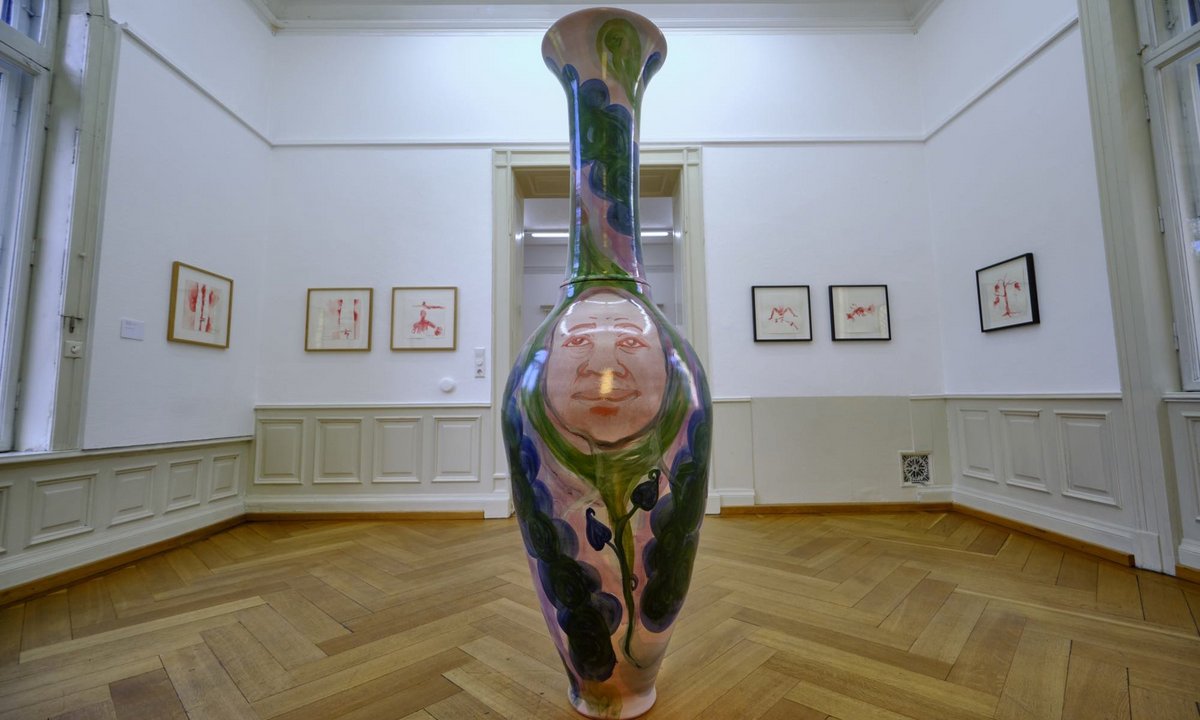 Und immer wieder Vasen, in Malaga hergestellt, mit Köpfen und Totenschädeln bemalt. Und immer wieder Vasen, in Malaga hergestellt, mit Köpfen und Totenschädeln bemalt.