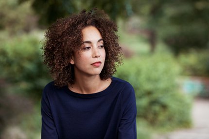 "Ich habe keine Heimat, versuche aber hartnäckig, eine zu finden": Schauspielerin Larissa Aimée Breidbach. Foto: Christine Fenzl