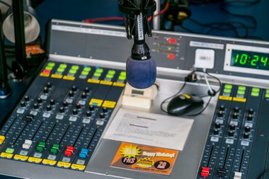 Popschutz muss sein: Das blaue Ding überm Mikro macht Plosivlaute wie "t" und "p" weich.