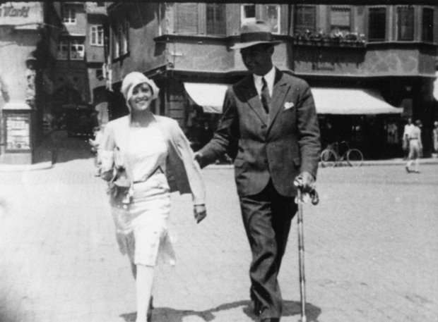 Gerda Taro auf dem Stuttgarter Marktplatz Ende der 20er Jahre. Foto: Collection Irme Schaber