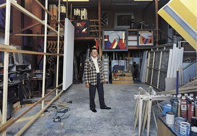 Der Künstler im Atelier: Wände zum Trocknen. Foto: privat