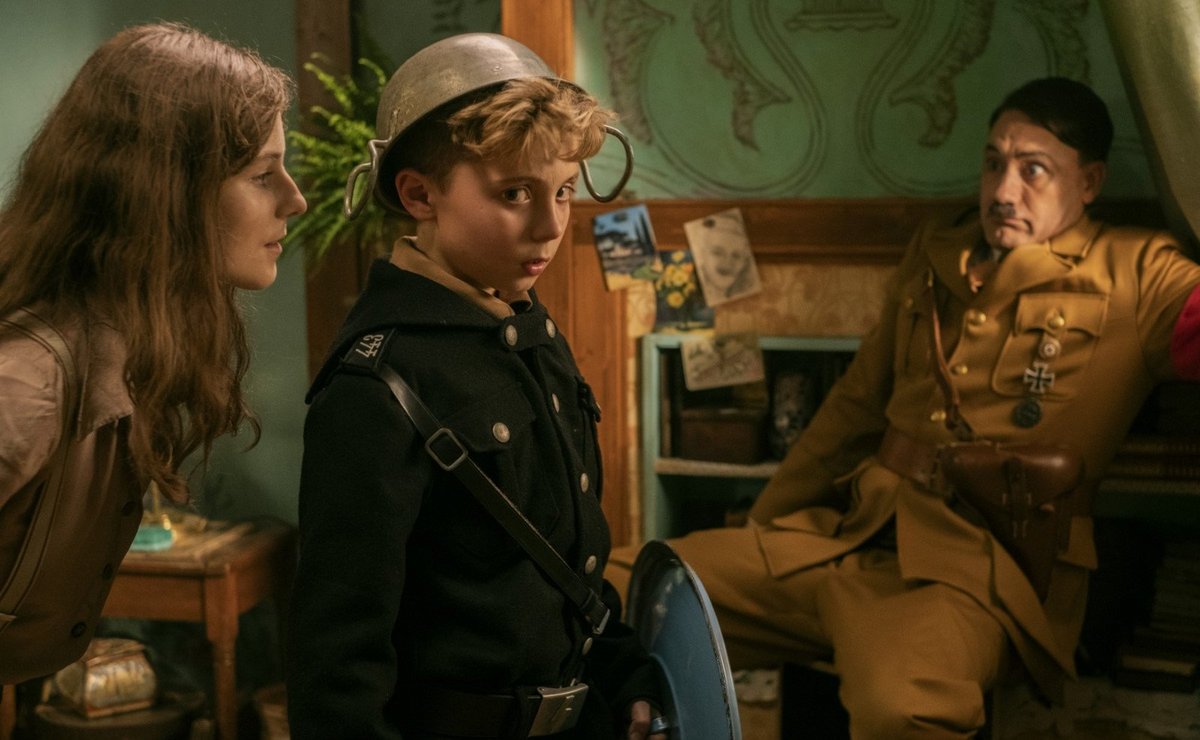 Ein augenrollender Hitler (Taika Waititi) als persönlicher Führer Jojos (Roman Griffin Davis), für Elsa (Thomasin McKenzie) unsichtbar. Fotos: Fox