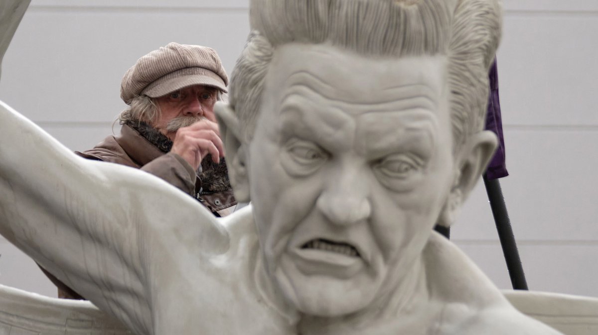 Ende Oktober 2020 baut Peter Lenk seinen Laokoon in Stuttgart auf. Der strotzt nur so vor Politprominenz. Foto: Joachim E. Röttgers Ende Oktober 2020 baut Peter Lenk seinen Laokoon in Stuttgart auf. Der strotzt nur so vor Politprominenz. Foto: Joachim E. Röttgers