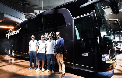 Oliver Bierhoff (rechts), Management-Käpsele. 