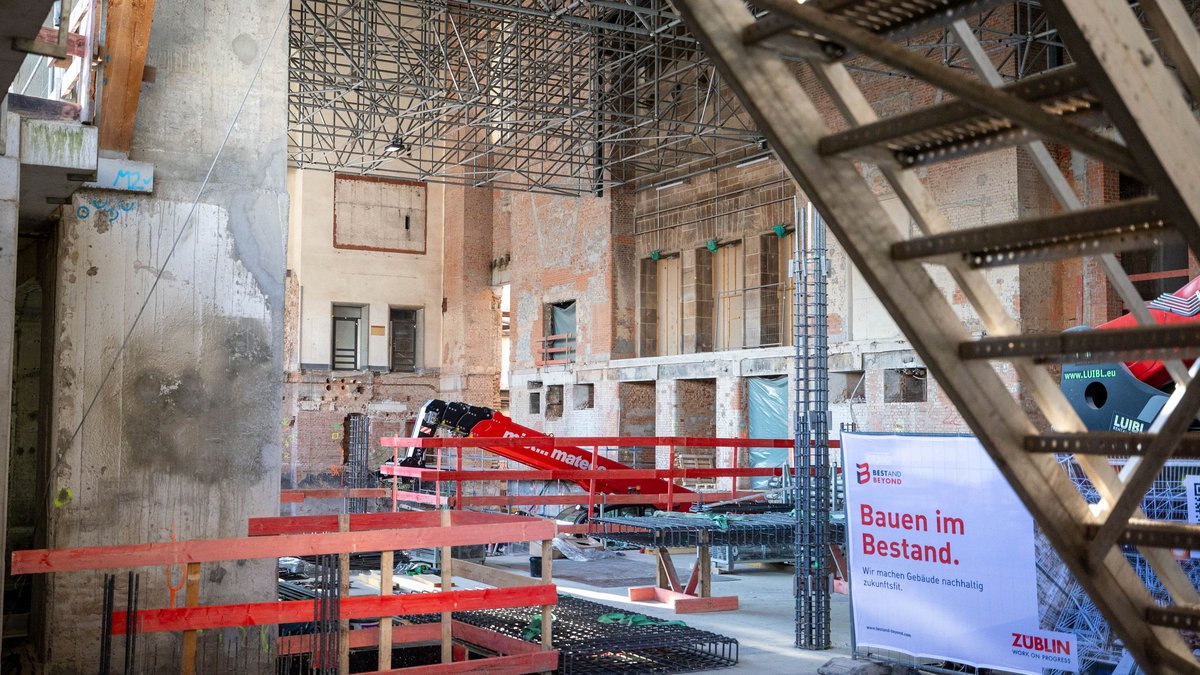 Seit Jahren ist im Inneren des alten Bahnhofsgebäudes, dem Bonatzbau, Großbaustelle. Foto: Julian Rettig