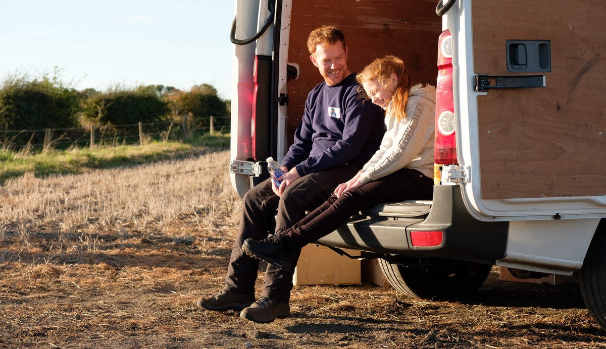 Ricky (Kris Hitchen) auf Tour mit Tochter Liza Jane (Katie Proctor). Fotos: Sixteen Films/Joss Barratt