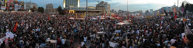 Die andere Hälfte der Türkei: regierungskritische Proteste auf dem Taksim-Platz im Juni 2013. Foto: Mstyslav Chernov - <span class="int-own-work">Selbst fotografiert</span>, <a rel="nofollow" class="external free" href="http://mstyslav-chernov.com/">htt