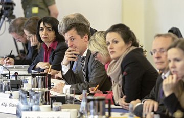 Die Abgeordneten bei der Befragung Hammanns.