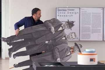 Torsten Blume von der Stiftung Bauhaus Dessau mit den Meistern Walter Gropius, Marcel Breuer und Wassily Kandinsky im Gepäck.