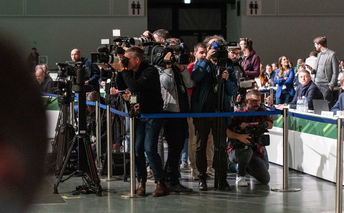Kolleg:innen in Käfighaltung, fotografiert bei der Bundesdelegiertenkonferenz der Grünen in Karlsruhe am 23.11.2023.