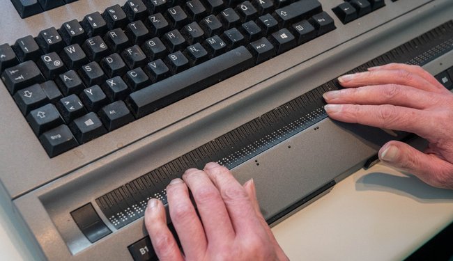 Braillezeile. Auf der normalen Tastatur geben erhabene Markierungen Orientierung. 