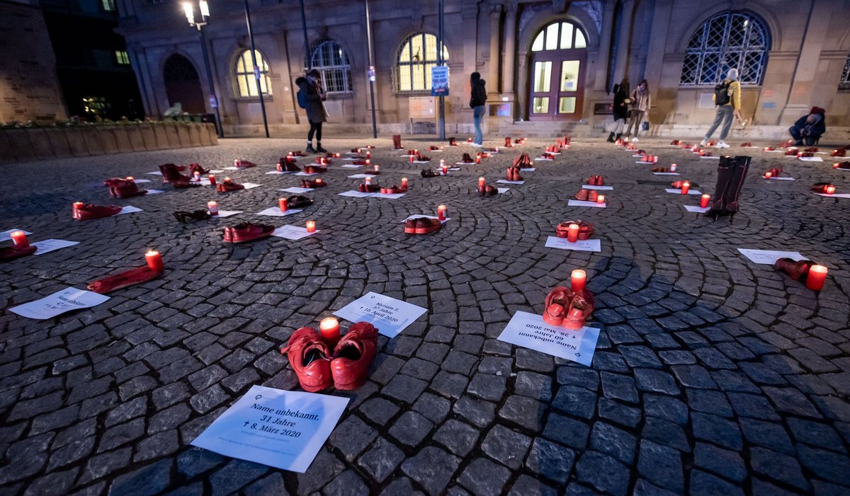 Schuhe zum Frauentag im März 2021 vor dem Justizministerium in Stuttgart: Jedes der 150 Paare steht für einen Femizid, der 2020 in Deutschland begangen wurde. Foto: Jens Volle