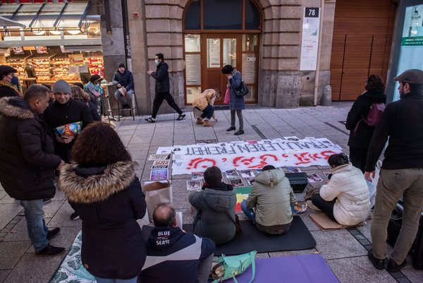Sitzstreik vor dem Parteibüro der Grünen in Stuttgart. Foto: Jens Volle
