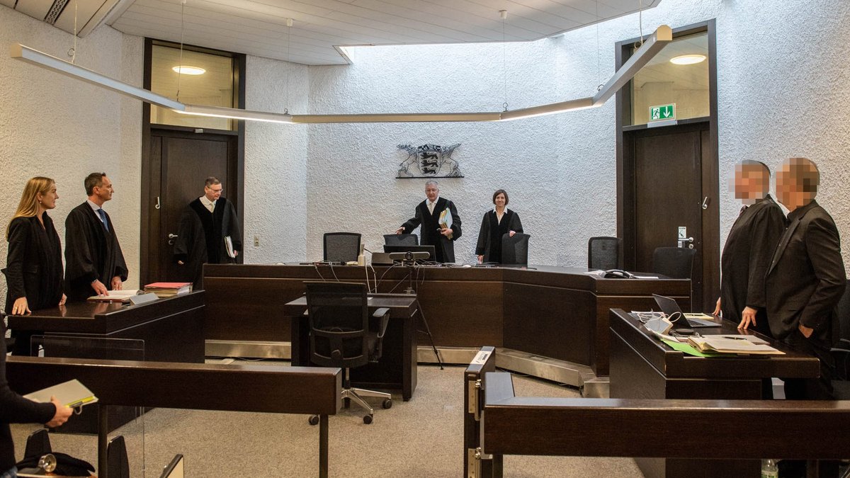 Standen sich am 15. Februar erneut vor Gericht gegenüber: Veronika Kienzle und John Heer (kamerascheu und deshalb verpixelt), jeweils mit Anwalt. Foto: Joachim E. Röttgers Standen sich am 15. Februar erneut vor Gericht gegenüber: Veronika Kienzle und John Heer (kamerascheu und deshalb verpixelt), jeweils mit Anwalt. Foto: Joachim E. Röttgers