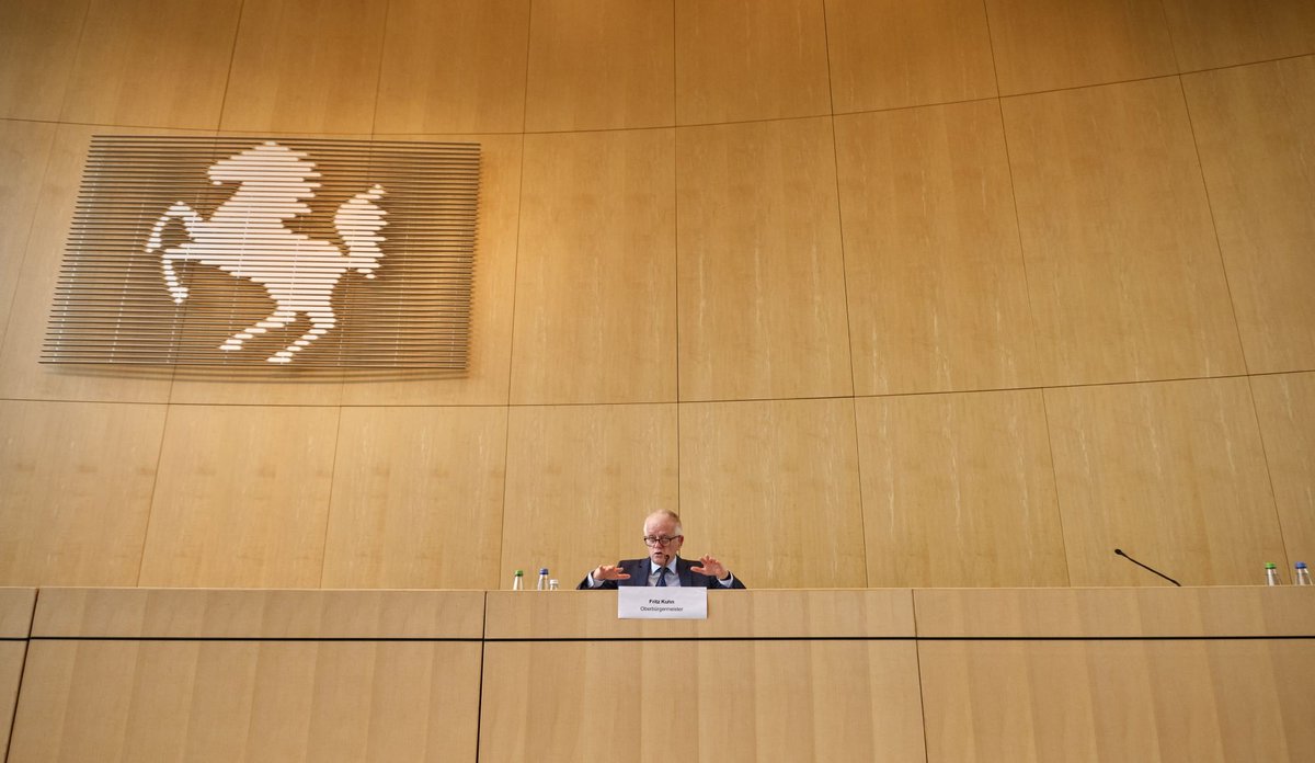 Der scheidende Oberbürgermeister wirkt einsam, als er seine Bilanz vorstellt.  Der scheidende Oberbürgermeister wirkt einsam, als er seine Bilanz vorstellt.