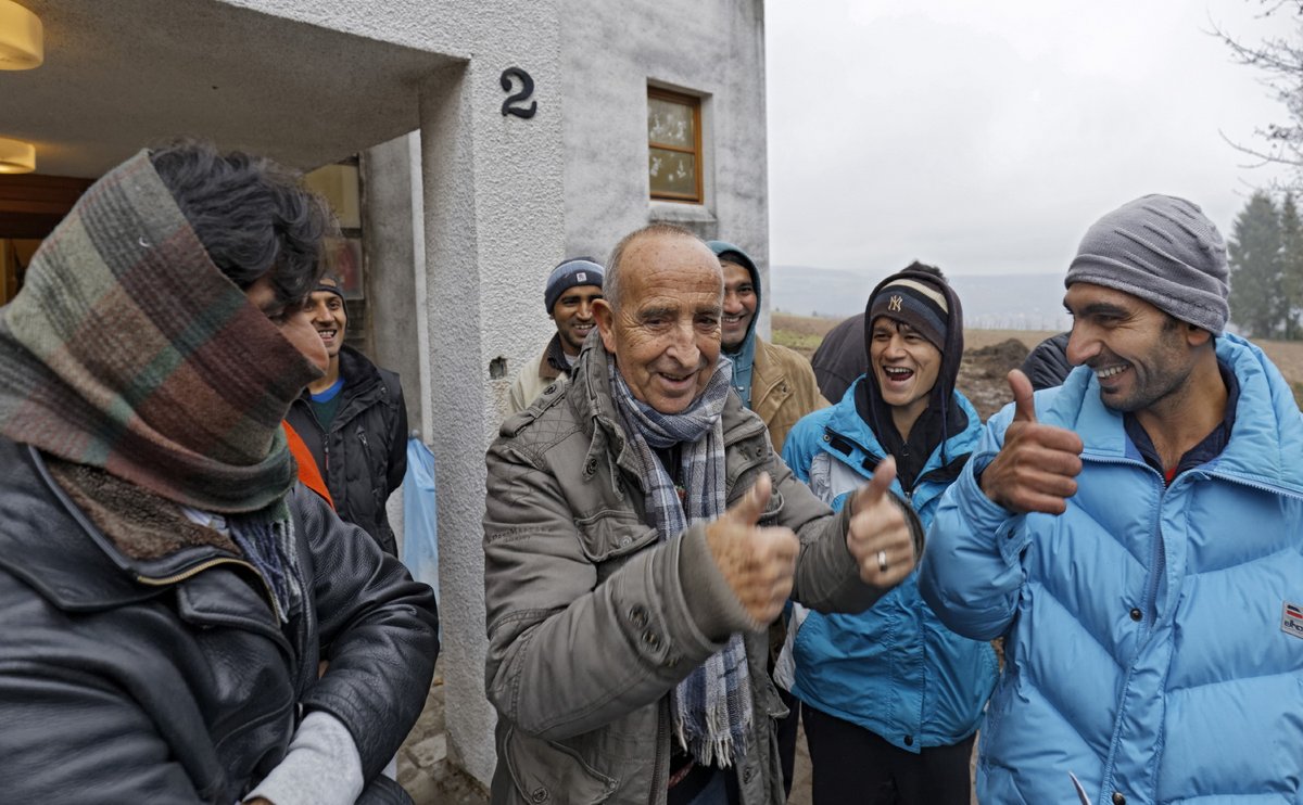 November 2015: Der Unternehmer Thomas Barth quartiert 80 Flüchtlinge in seiner Siedlung Schönbühl bei Weinstadt ein. Als Miete nimmt er einen Euro vom Landkreis.  Foto: Joachim E. Röttgers