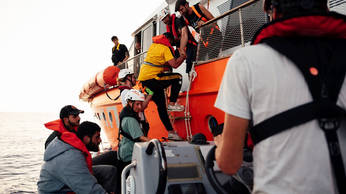 Rettungsaktion der Sarah im Juli 2024 auf dem Mittelmeer. Mehr Fotos davon mit Klick auf den Pfeil.
